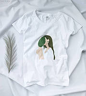 Женская белая футболка летняя из хлопка приталенная футба с принтом девушки с зеленым листиком листом