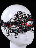 Мереживна маска з червоними стазами , фото 3