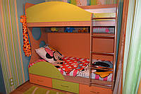 Ліжко дитяче двоярусне з полицями та нішами для білизни А7