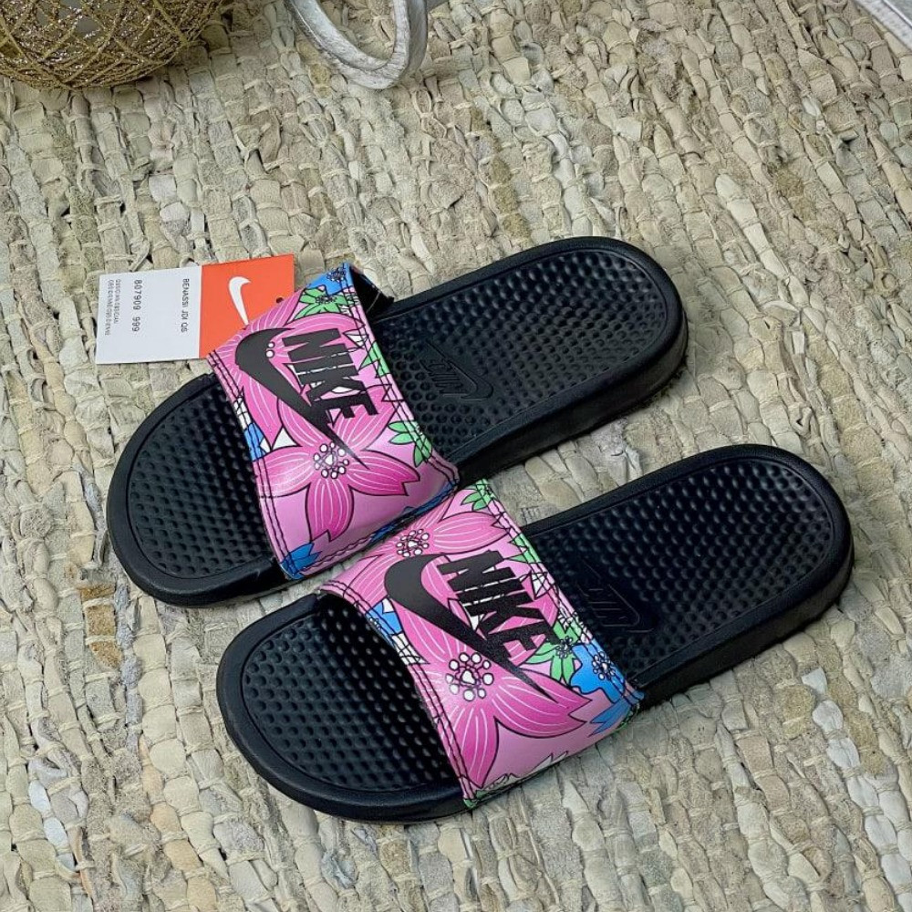 Жіночі шльопанці Nike фіолетові шкіряні шльопанці найк сланці