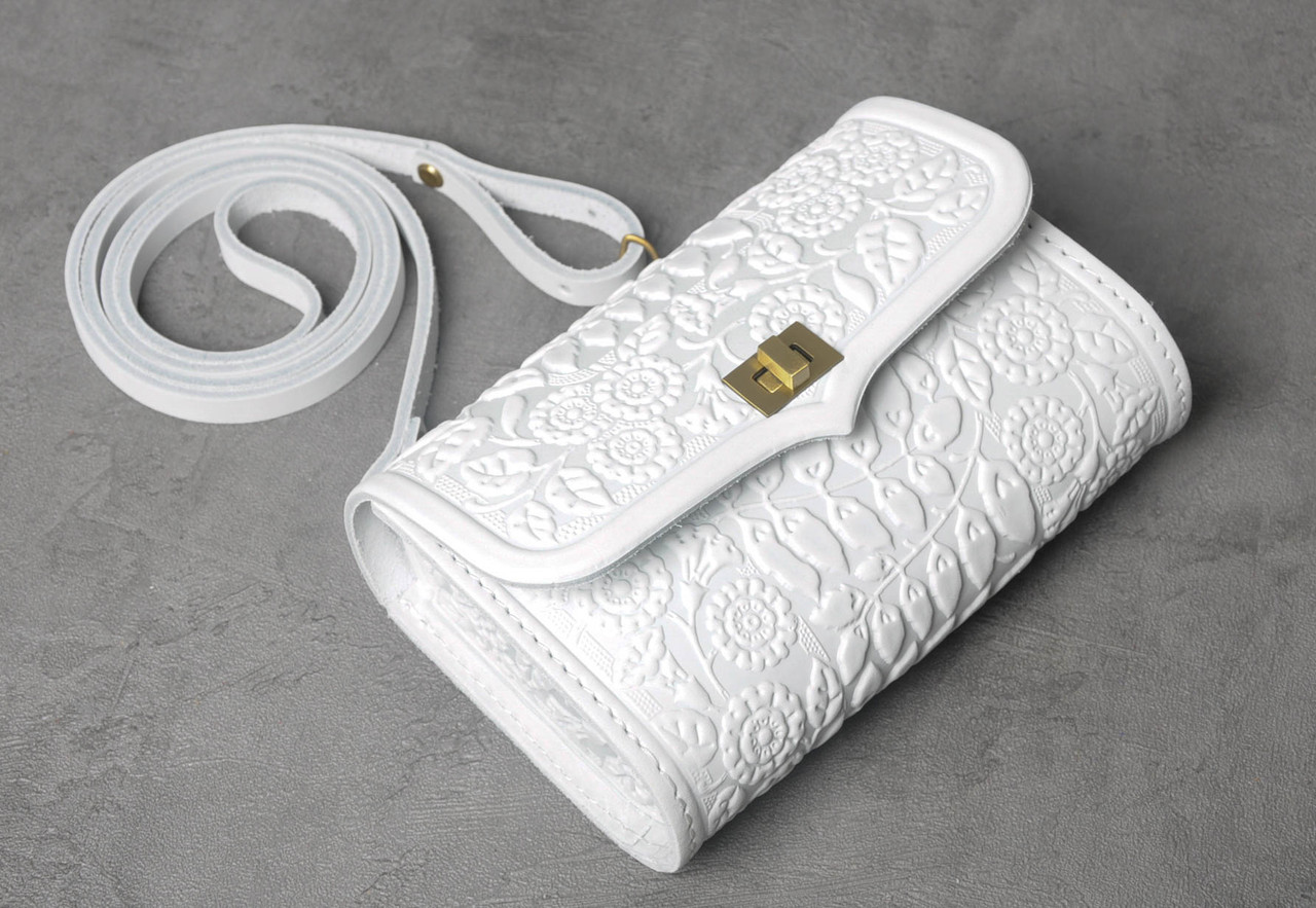 Шкіряна поясна сумка (2 в 1) з тисненим орнаментом "Незабудка", білого кольору, 19х13х6 см, фото 1