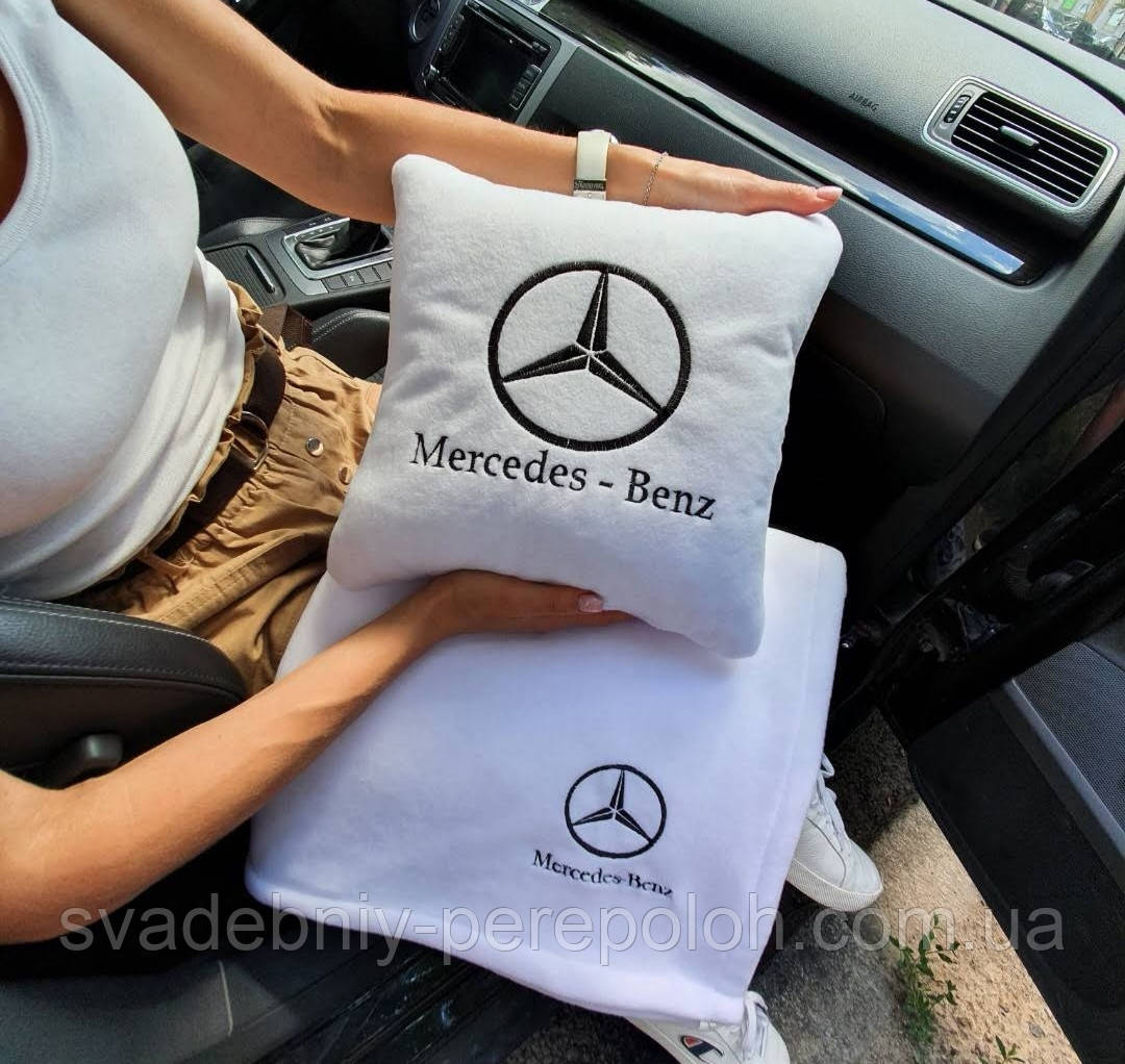 Подушка і плед в автомобіль з вишивкою логотипа"Mercedes-Benz" белый флис, золото вышивка - фото 2 - id-p1424546905