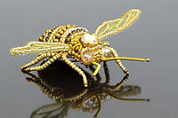 Брошь золотистая объёмная с кристаллом и бисером "Золотая пчелка" Брошка-жук с крыльями Ручная работа