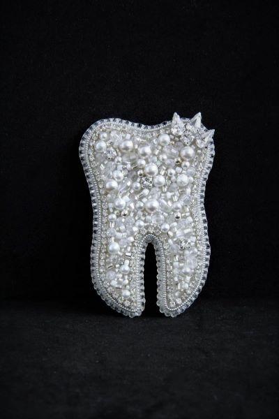 Брошка біла з кристалами та перлами "Зубчик" Вишита брошка у вигляді зуба Ручна робота