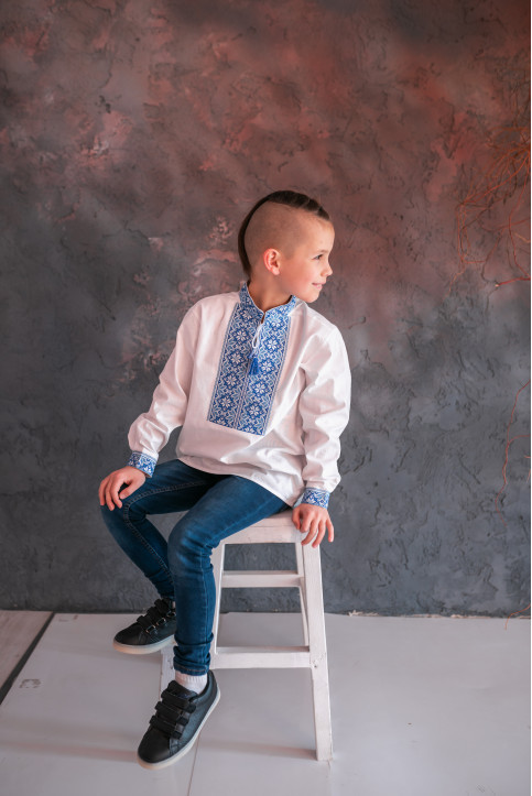 Дитяча вишиванка для хлопчика біла з синьою вишивкою хрестиком сорочкова тканина розміри 104-152