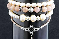 Комплект набор браслетов из натуральных камней (жемчуг, солнечный камень) "Дымчатая роза" Многорядный браслет