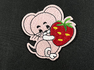 Нашивка Мишка з полуничкою 60х60 мм, фото 2