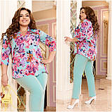 Гарний ошатний яскравий жіночий брючний батальний костюм двійка: блузка + штани (р.56-62). Арт-2263/42, фото 4