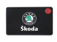Противоскользящий силиконовый коврик на торпеду авто с логотипом "Skoda"