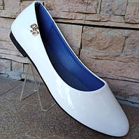 Туфлі жіночі білі лаковані з брошкою збоку