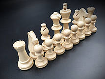 Набір дерев'яних фігур ручної роботи для шахів.