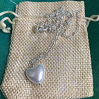 Кольє "Сердечко чисте з перлів" кулон на сріблястому ланцюжку подарунок дівчині в мішечку натуральний льон