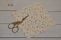 Декоративна тканина для рукоділля біла в жовтогарячі квіти 25х25 см