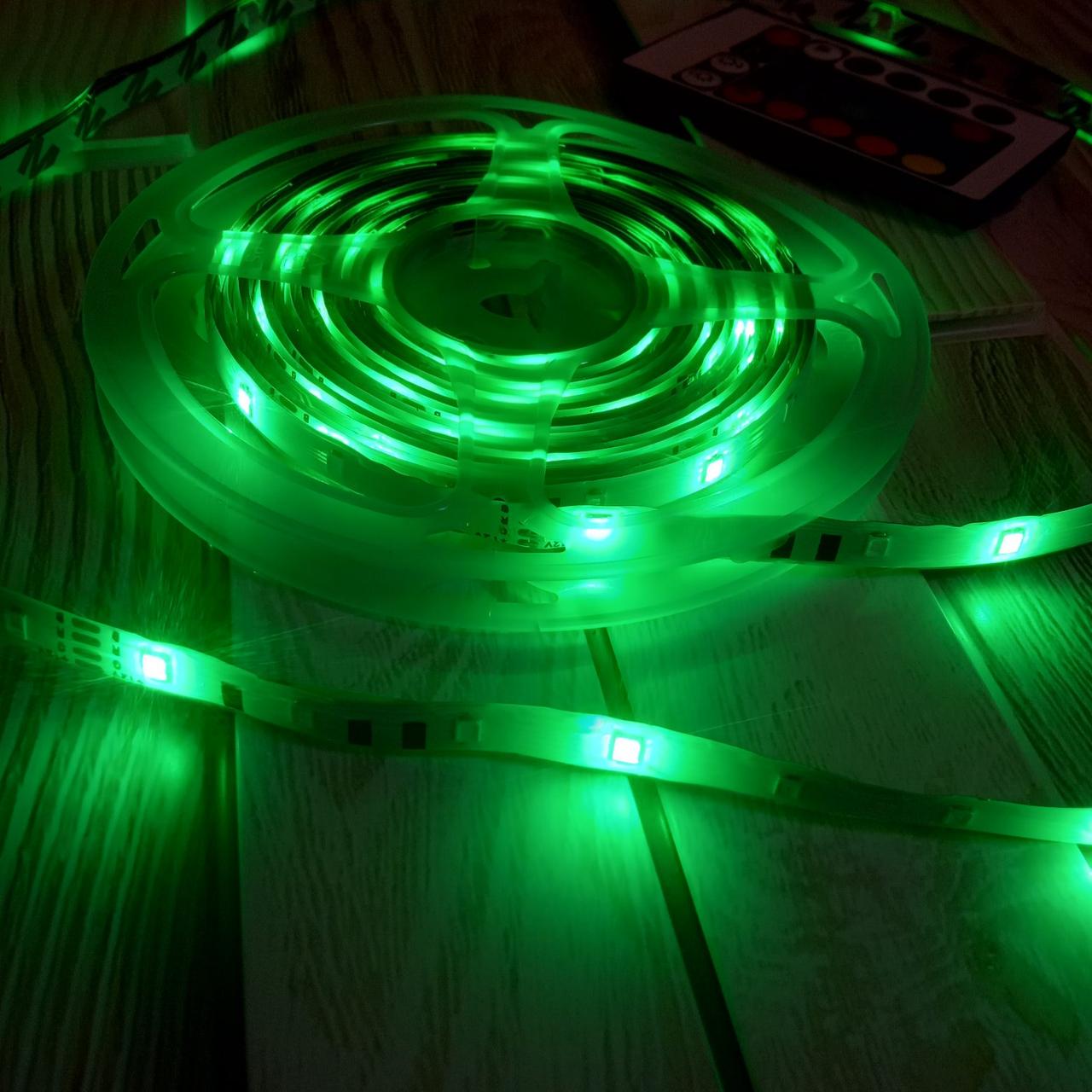 Разноцветная светодиодная LED лента 5050 с пультом RGB 5 метров в силиконе дли подсветки комнаты ФОТО - фото 4 - id-p1426482974
