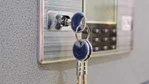 Замки, сейфи, ключі