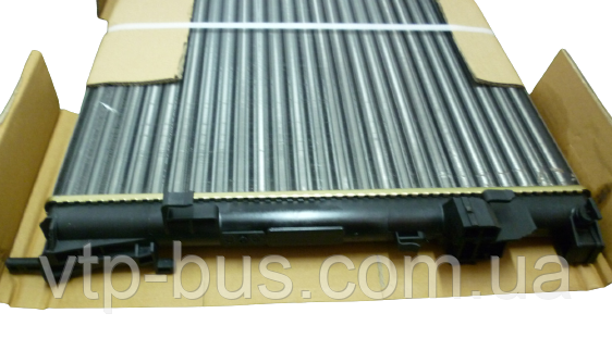 Радиатор охлаждения двигателя на Renault Trafic / Opel Vivaro 1.9