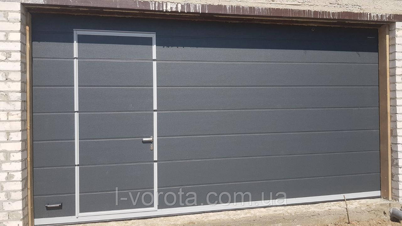 Секційні промислові ворота з хвірткою