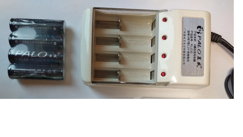 Універсальний зарядний пристрій на 4 слота + 4 акумулятора PALO AA 1300мАһ 1,2 V