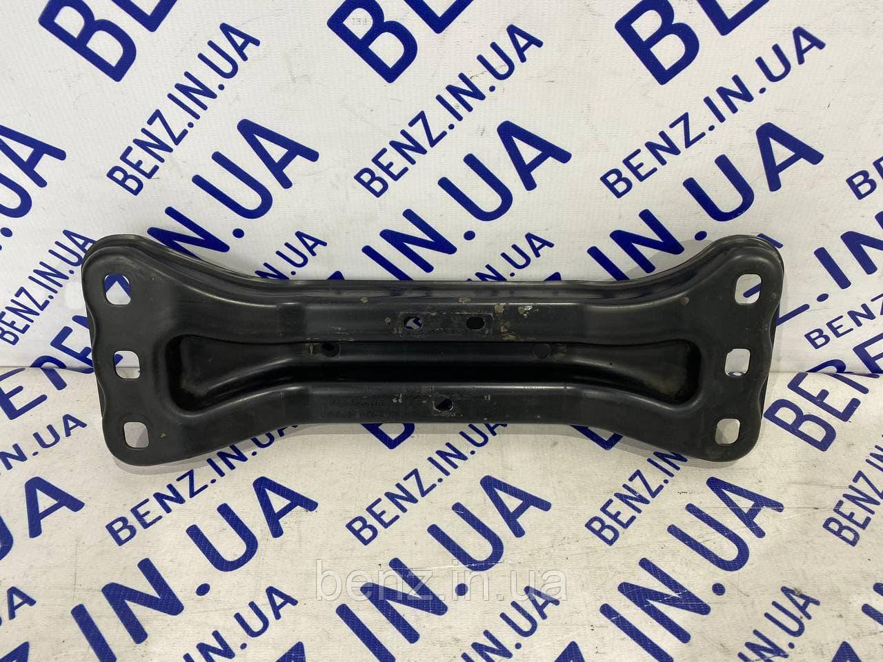 Кронштейн опори двигуна ззаду Mercedes W204, C207 A2042421001