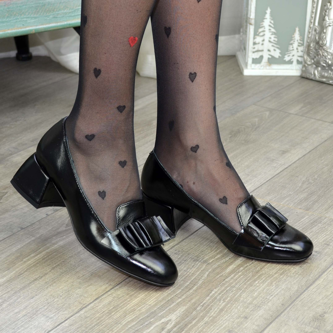 Туфлі жіночі лакові на невисокому стійкому підборі, декоровані бантом. 35 розмір, фото 1