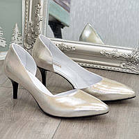 Женские кожаные туфли на невысокой шпильке, цвет серебро