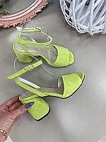 Красивые женские босоножки замшевые салатовые, светло-зеленые на каблуке. Летние женские босоножки