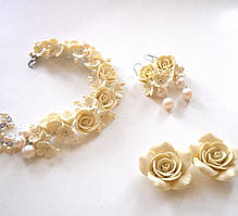 Весільний комплект прикрас браслет, сережки, троянди кольору айворі з полімерної глини для дівчини