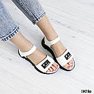 Білі шкіряні босоножки на чорній підошві, фото 5