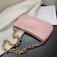 Жіноча класична сумка багет на товстій золотому ланцюжку рептилія рожева
