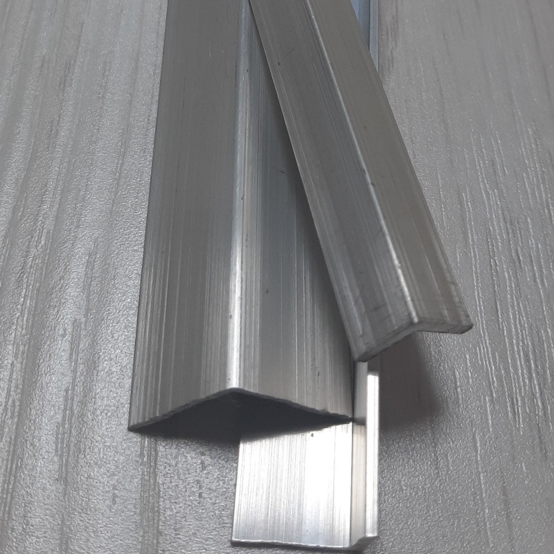 Алюминиевый металлический отделочный уголок 20х20 мм длина 3,0м .