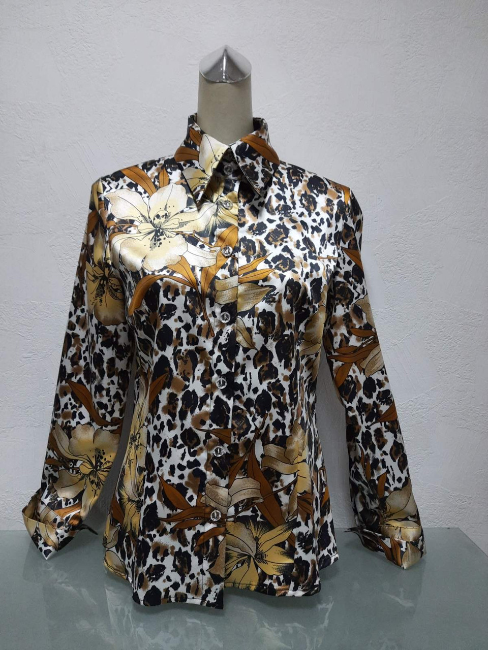 Блуза сорочка жіноча кольорова з квітковим принтом приталена на ґудзиках