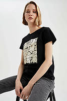 Чорна жіноча футболка Defacto/Дефакт з принтом із паєток