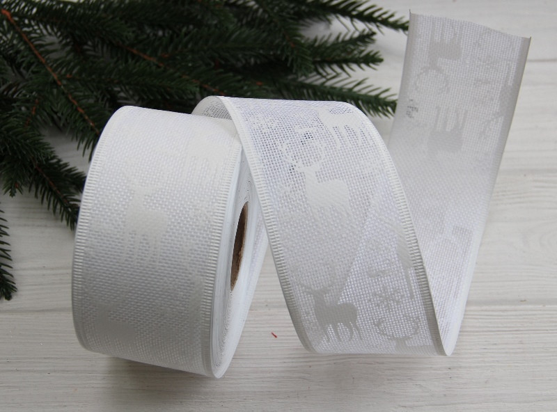Стрічка нг 6,3 см "Олені зі сніжинками на мішковині", біла рулон 22,5 метра
