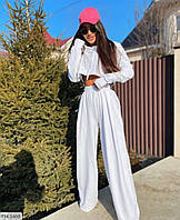 Демисезонный женский костюм с укороченной кофтой и свободными штанами