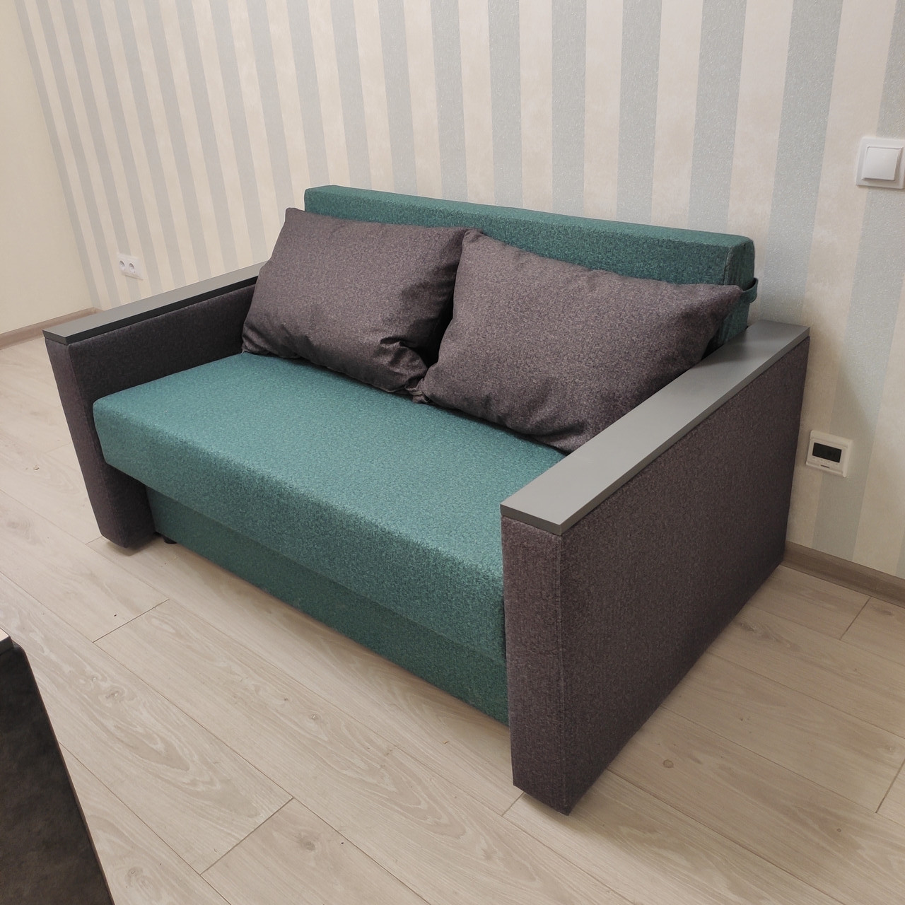 Канапе диван розкладний двомісний з подушками