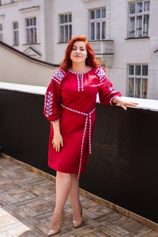 Розкішне Вишневе Плаття З Традиційною Українською Вишивкою Великого Розміру