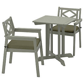 IKEA BONDHOLMEN Стіл + 2 садових стільця, сіра морилка / Frösön / Duvholmen темно-бежево-зелений (294.130.24)