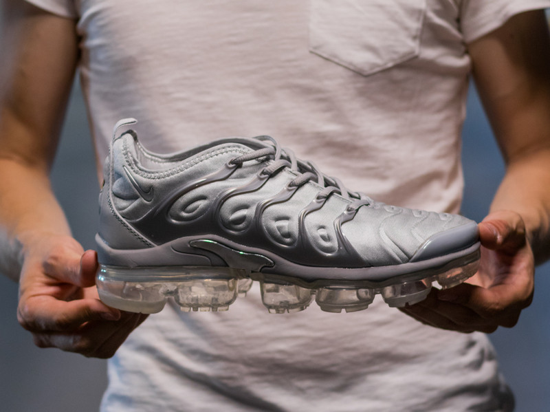 nike air vapormax plus wolf gray