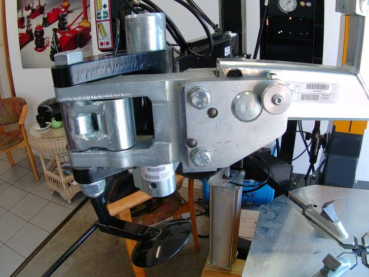 Распределитель воздуха подстольный шиномонтажного станка., цена 1600 ...