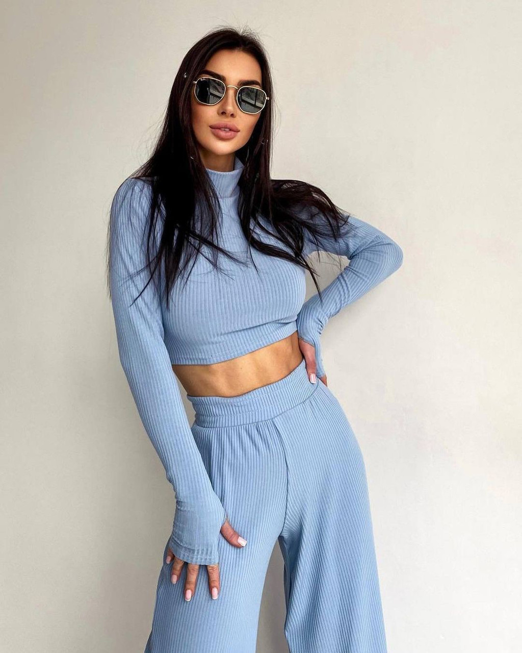 Жіночий костюм двійка в рубчик кроп топ з рукавами-мітенками і вільні брюки, фото 1
