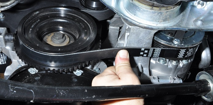 Заміна натяжного ролика генератора вантажного автомобіля, фото 1