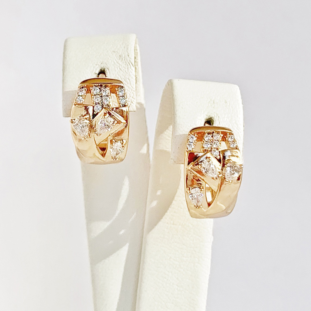 Сережки Xuping з медичного золота, білі фіаніти, позолота 18K, 25464