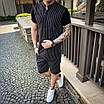 Чоловічий стильний літній комплект чорна сорочка в смужки + чорні брючні шорти Розміри : S, M, L, XL, фото 2