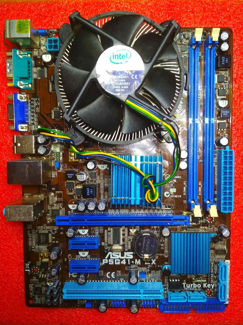 Комплект INTEL на 4 ЯДРА під DDR3 ПАМ'ЯТЬ: ПОТУЖНИЙ Процесор INTEL Соге2 QUAD Q9300 ( 4 по 2,5 GHZ кожне)+Плата