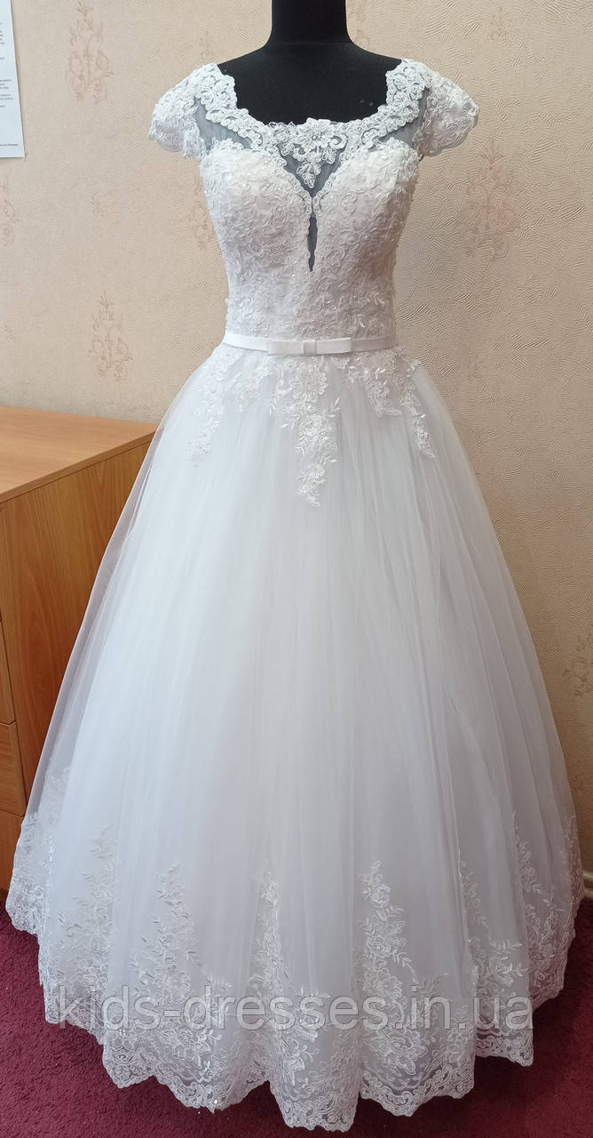 Шикарна біла весільна сукня з мереживом, вишивкою і коротким рукавчиком, розмір 48, б/в