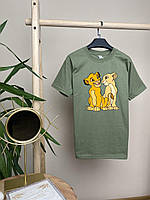 Женская оливковая футболка свободного кроя с принтом "Симба и Нала"