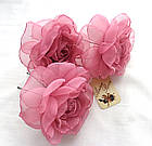 Шпилька рожева для волосся з квітами з тканини ручної роботи "Кармінова троянда", фото 3