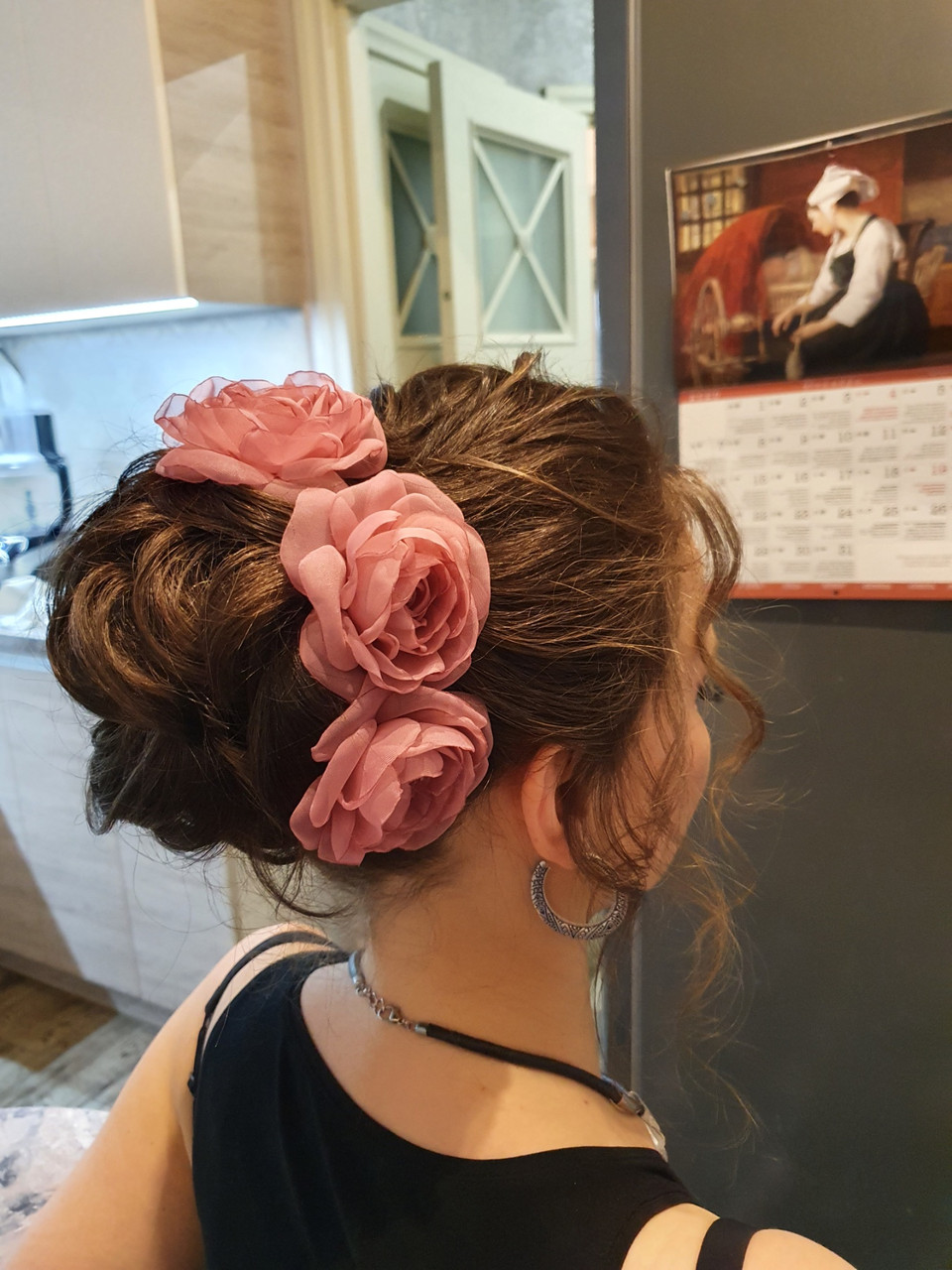 Шпилька рожева для волосся з квітами з тканини ручної роботи "Кармінова троянда"
