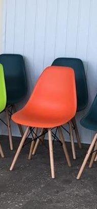 Пластиковий стілець Nik - N (Нік Н) помаранчевий 70 на дерев'яних ніжках