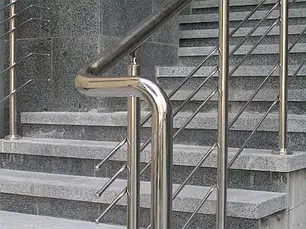 Перила та огорожі